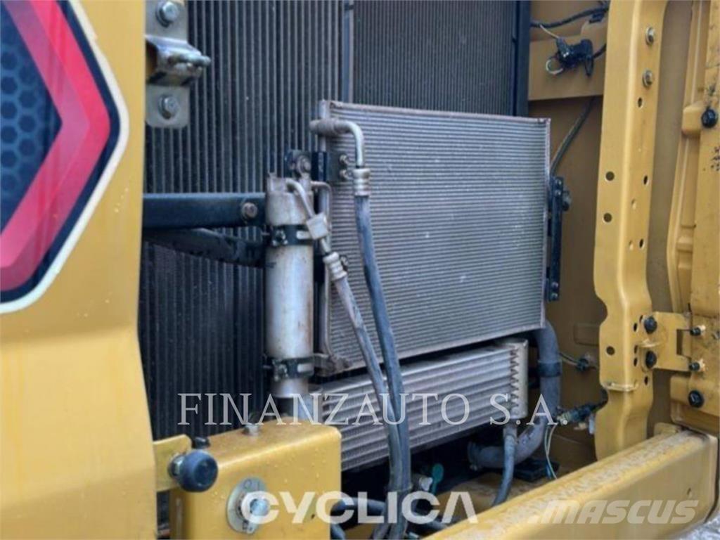 CAT 330GC حفارات زحافة
