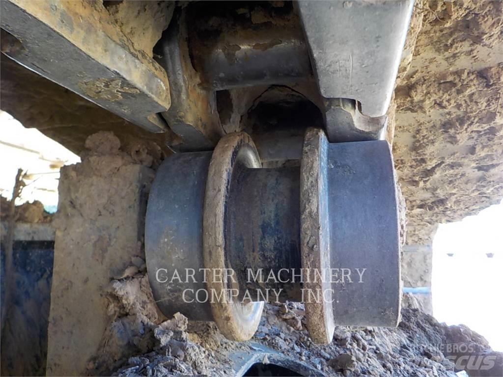 CAT 336-07 حفارات زحافة