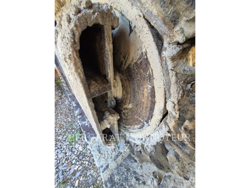 CAT 340 حفارات زحافة