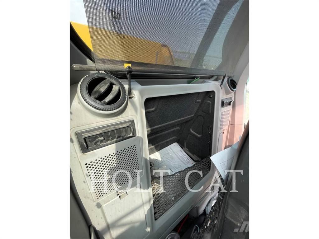 CAT 340 12 حفارات زحافة
