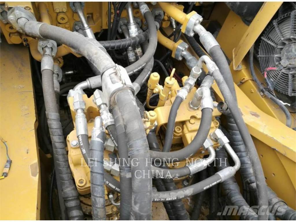 CAT 349D2 حفارات زحافة