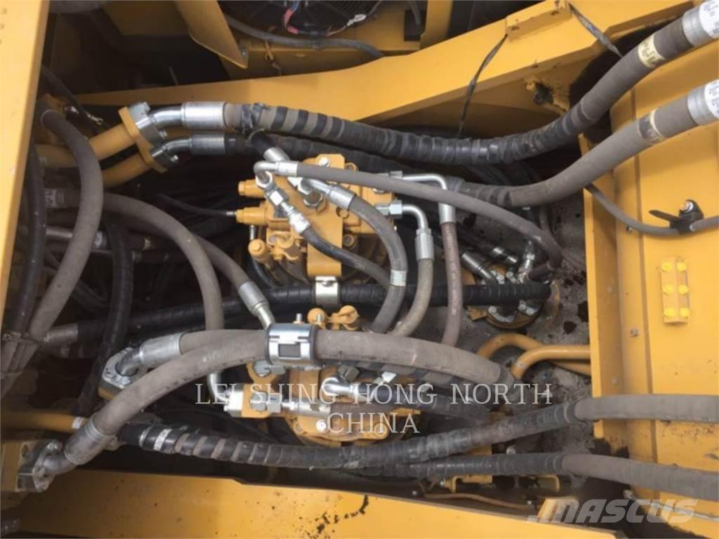 CAT 349D2L حفارات زحافة