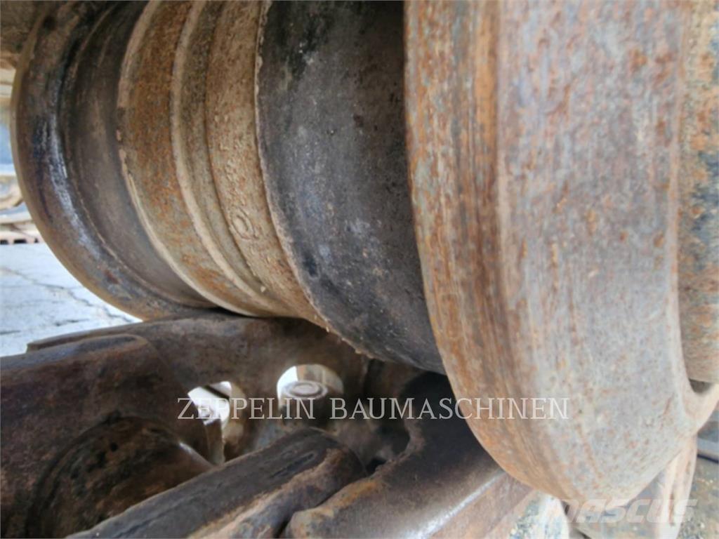 CAT 352-07A حفارات زحافة