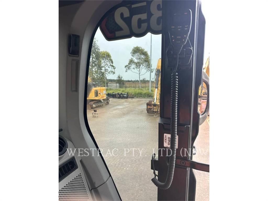 CAT 352-08VG حفارات زحافة