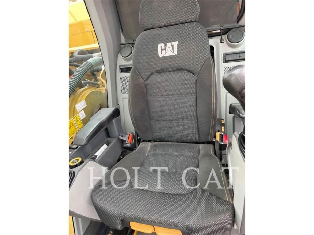 CAT 352 11 TC حفارات زحافة