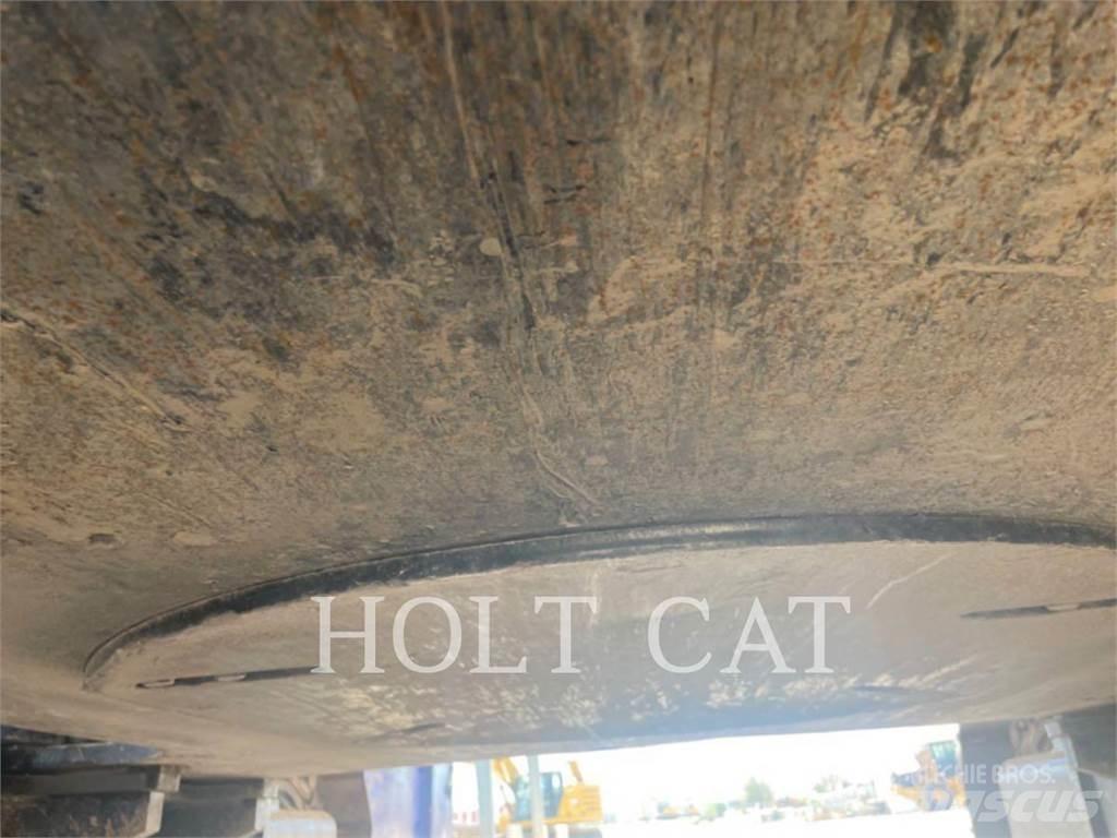 CAT 352 11 TC حفارات زحافة