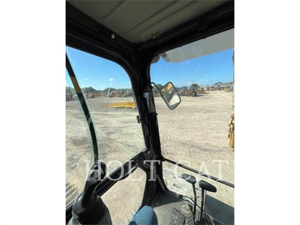 CAT 352 11 TC حفارات زحافة