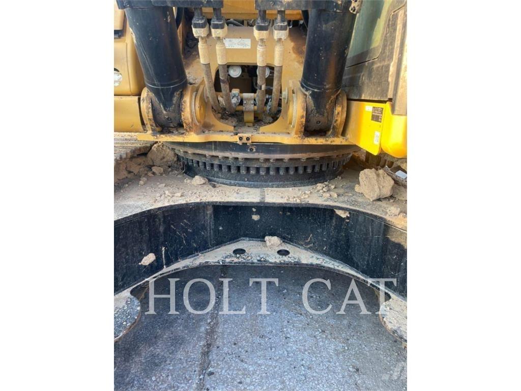CAT 352 11 TC حفارات زحافة