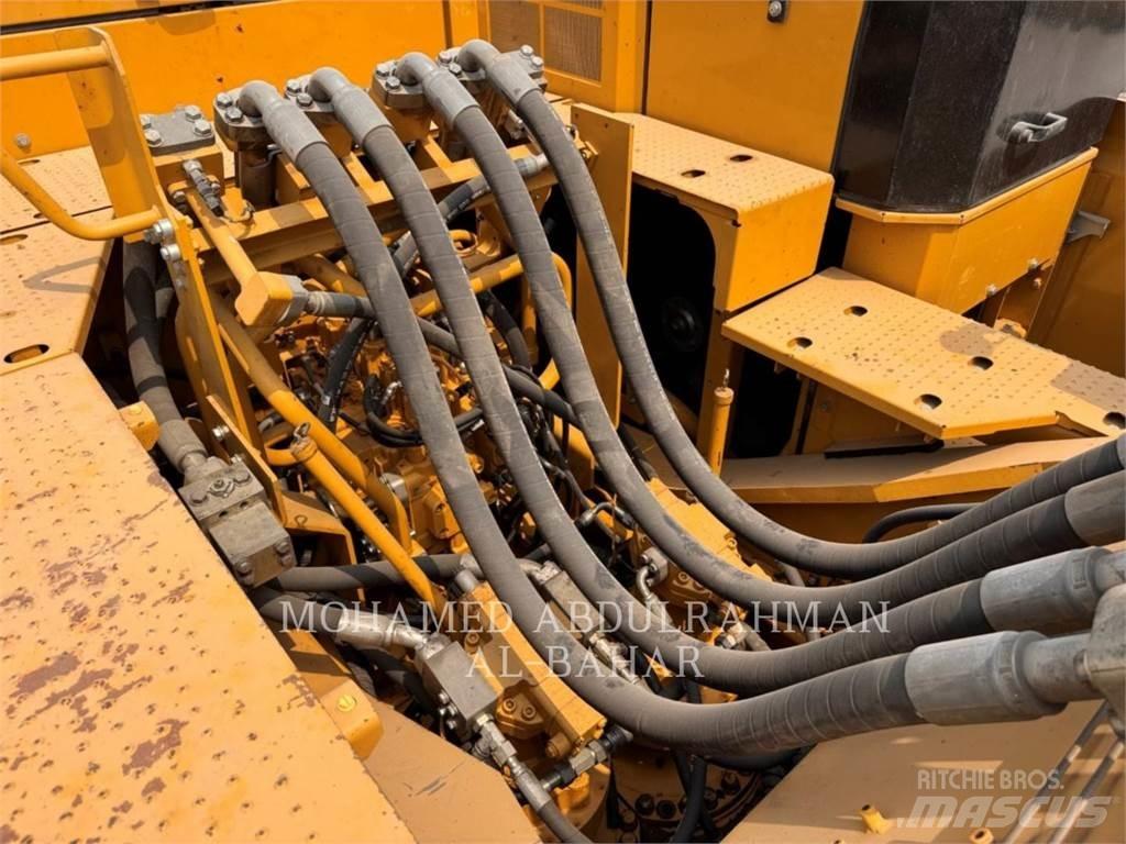 CAT 374 حفارات زحافة