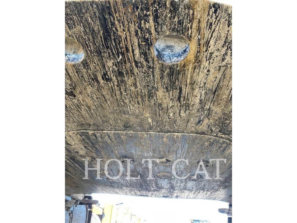 CAT 374 حفارات زحافة