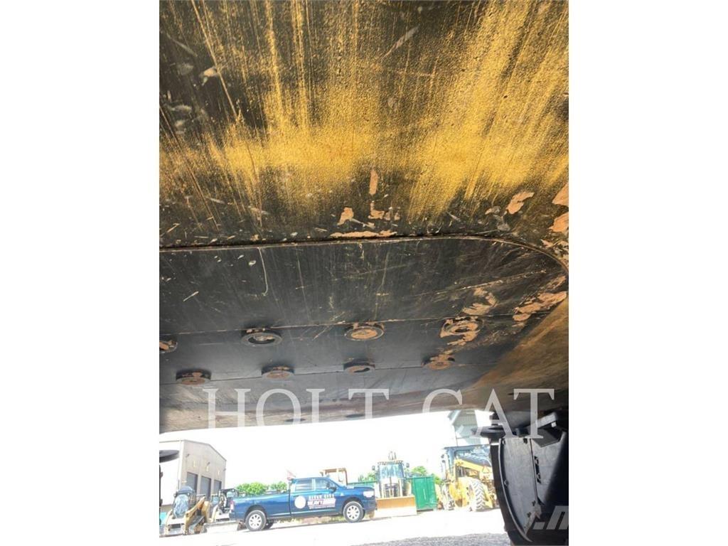 CAT 374 حفارات زحافة
