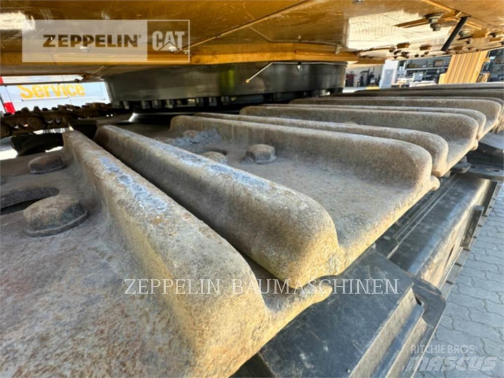 CAT 374-07A حفارات زحافة