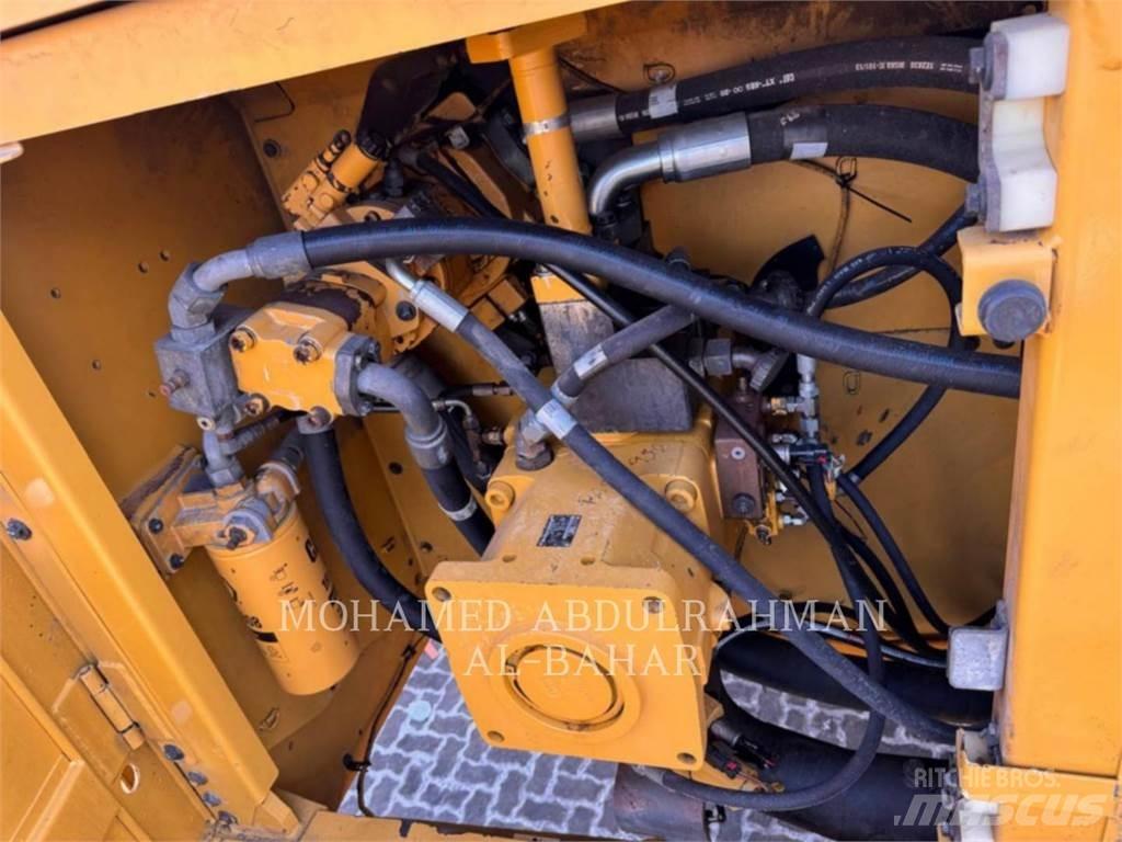 CAT 374D L حفارات زحافة