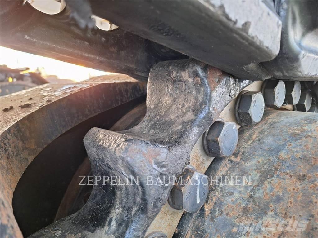 CAT 390FL حفارات زحافة