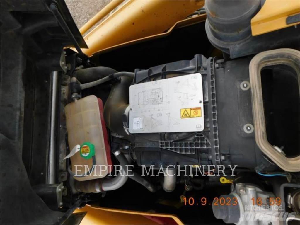 CAT 415F2 4EOP لوادر ذات جرافات عكسية