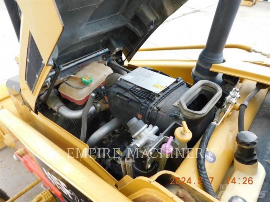 CAT 415F2 IL لوادر بعجل