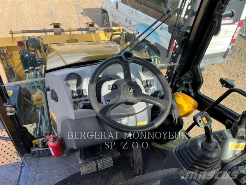 CAT 432F2 لوادر ذات جرافات عكسية