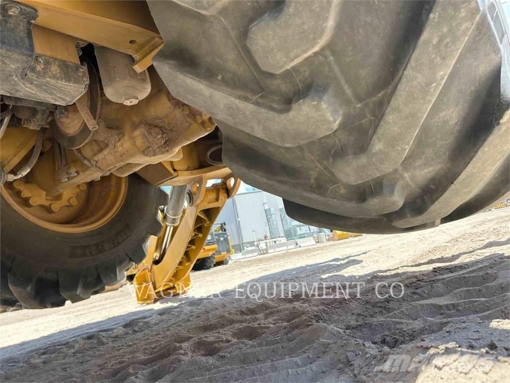 CAT 440 لوادر ذات جرافات عكسية