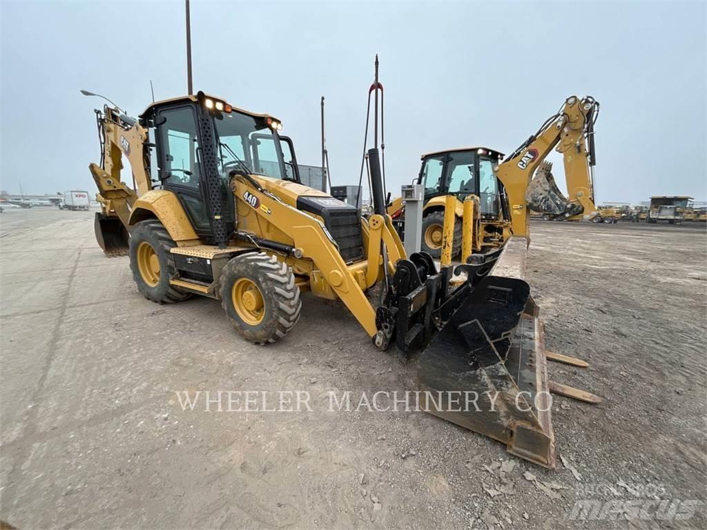 CAT 440 IT لوادر ذات جرافات عكسية