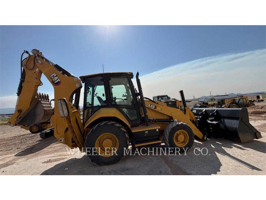 CAT 440 IT لوادر ذات جرافات عكسية