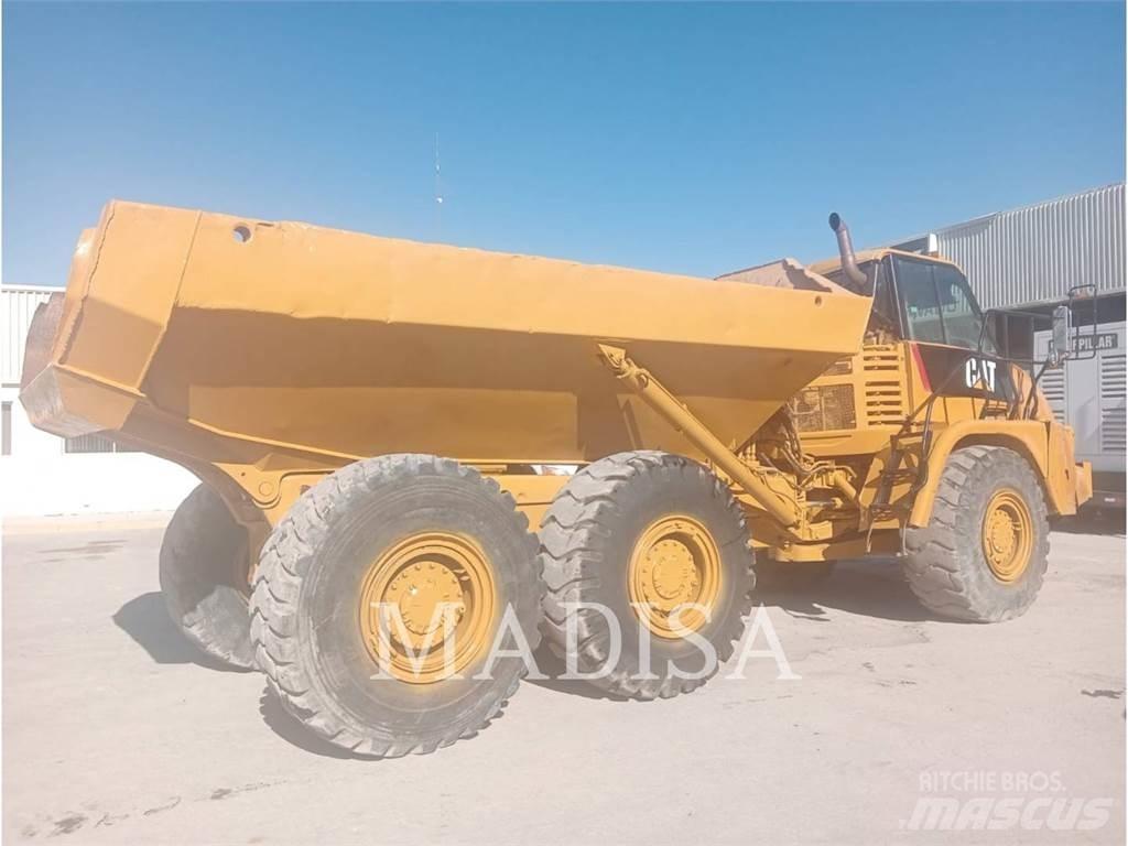 CAT 725 ساحبات مفصلية