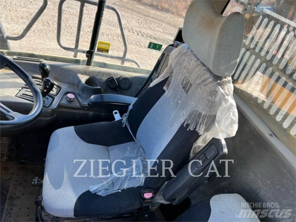 CAT 725 ساحبات مفصلية