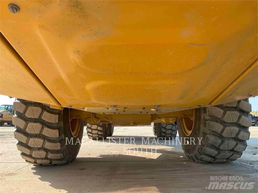 CAT 725 ساحبات مفصلية