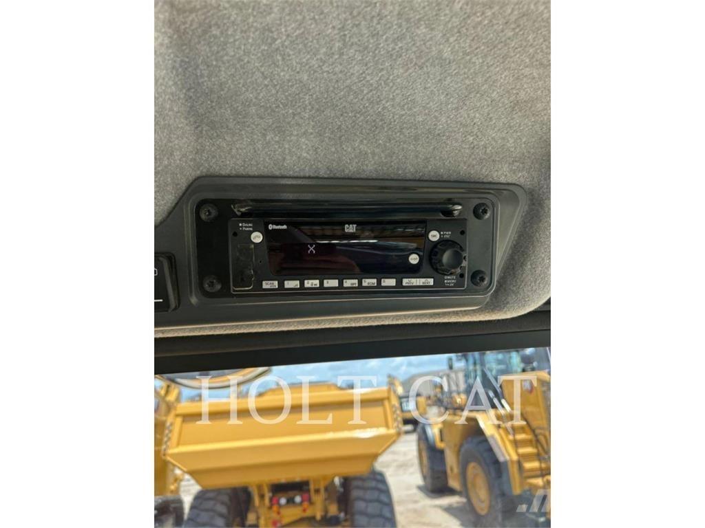 CAT 725 ساحبات مفصلية