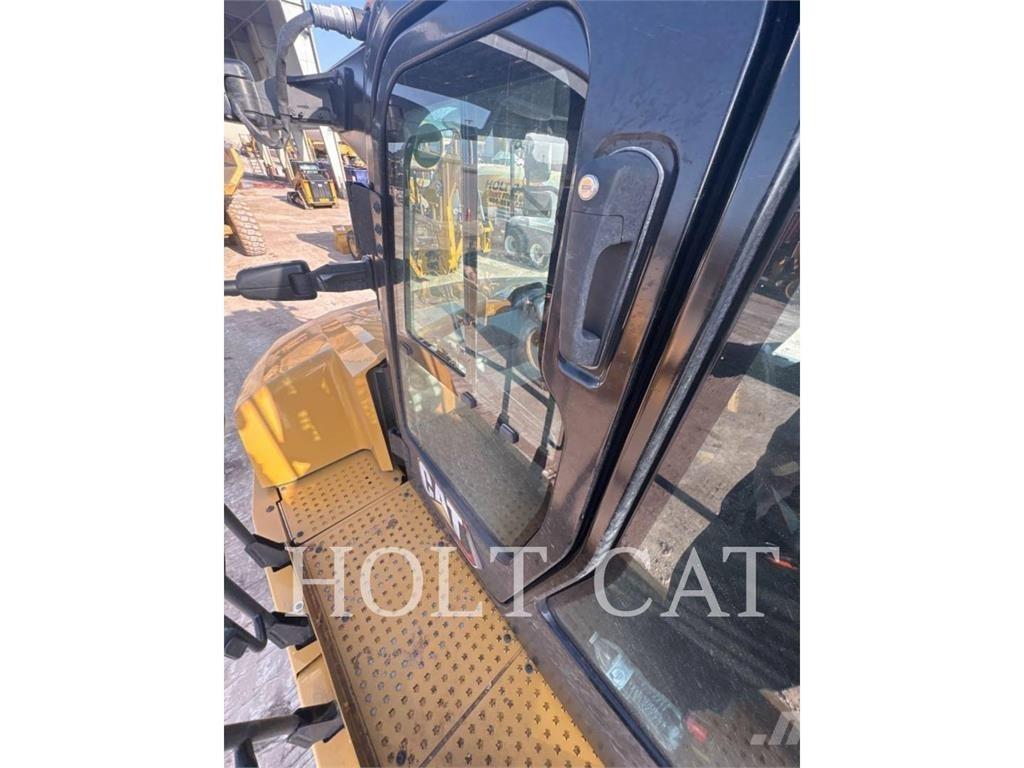 CAT 725 ساحبات مفصلية
