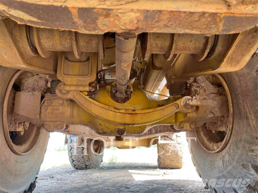 CAT 725 ساحبات مفصلية