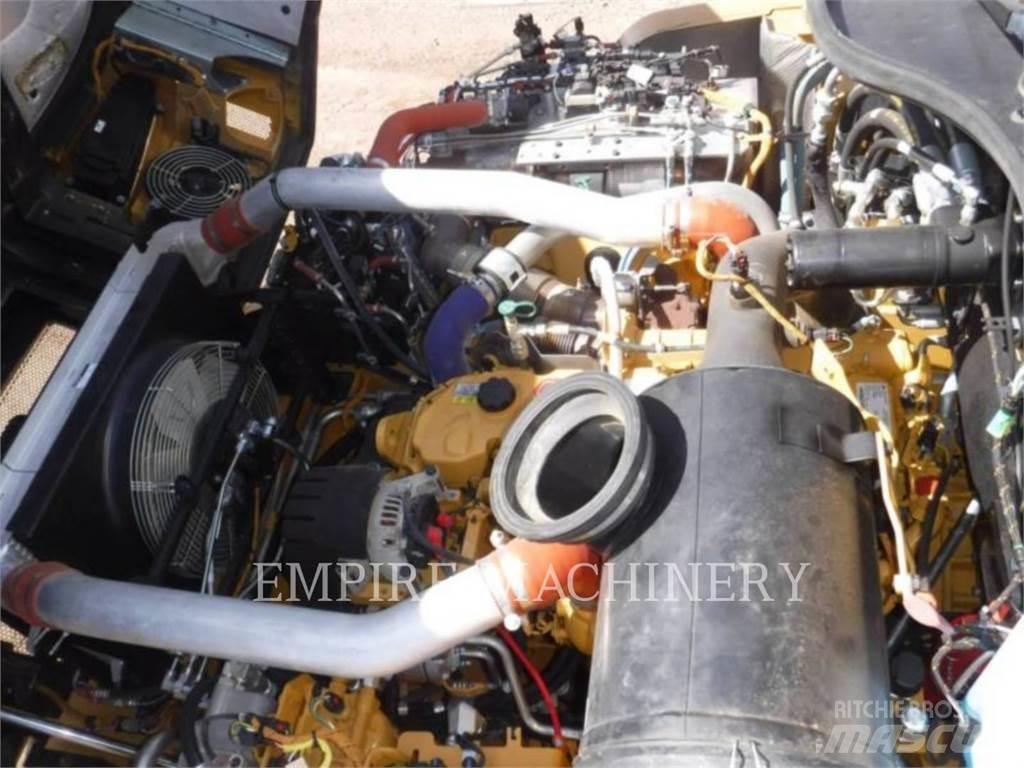 CAT 725-04 ساحبات مفصلية