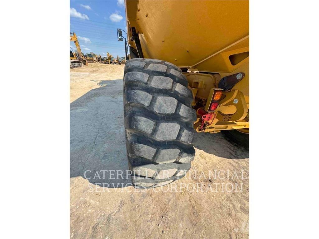 CAT 725-04 ساحبات مفصلية