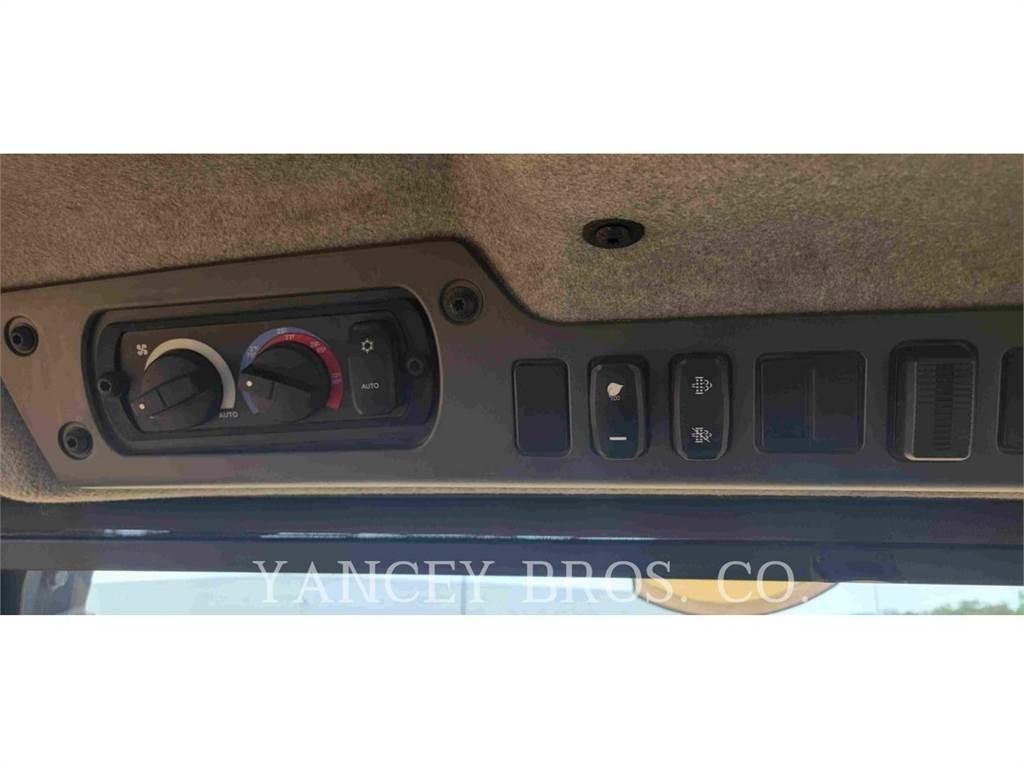 CAT 725 TG ساحبات مفصلية