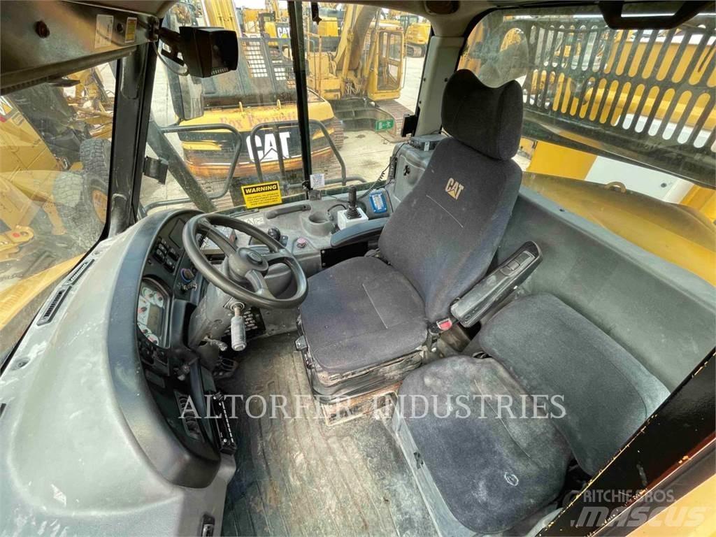 CAT 725 WT ساحبات مفصلية