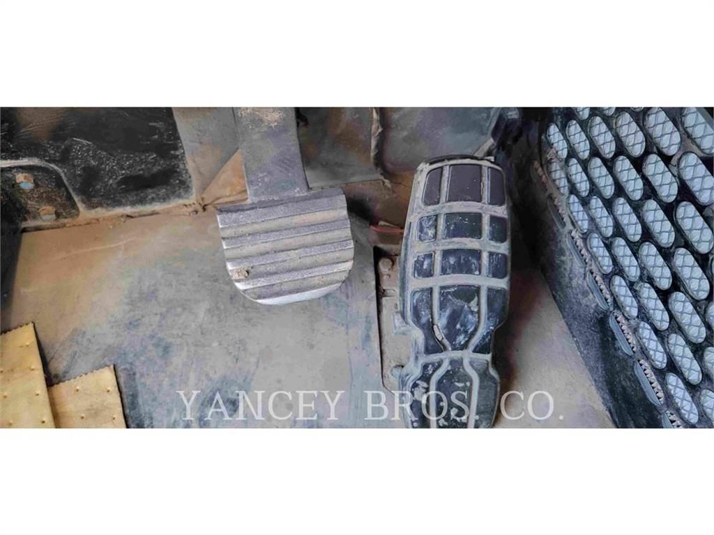 CAT 725 WT ساحبات مفصلية