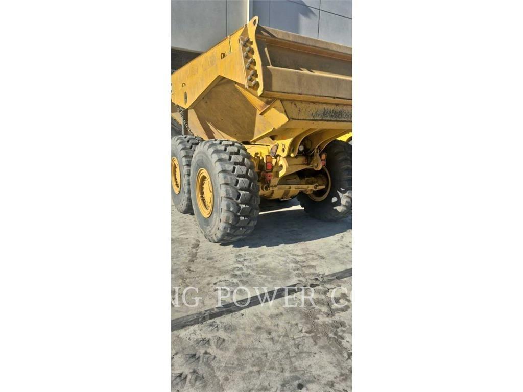 CAT 725TG ساحبات مفصلية
