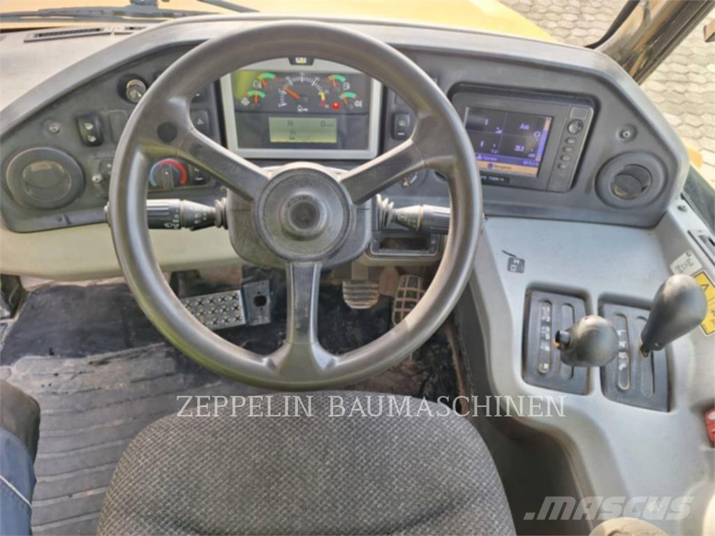 CAT 735B ساحبات مفصلية