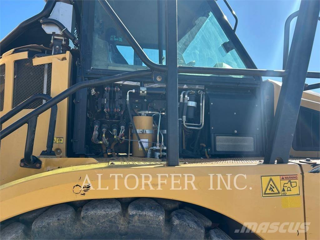 CAT 740B ساحبات مفصلية
