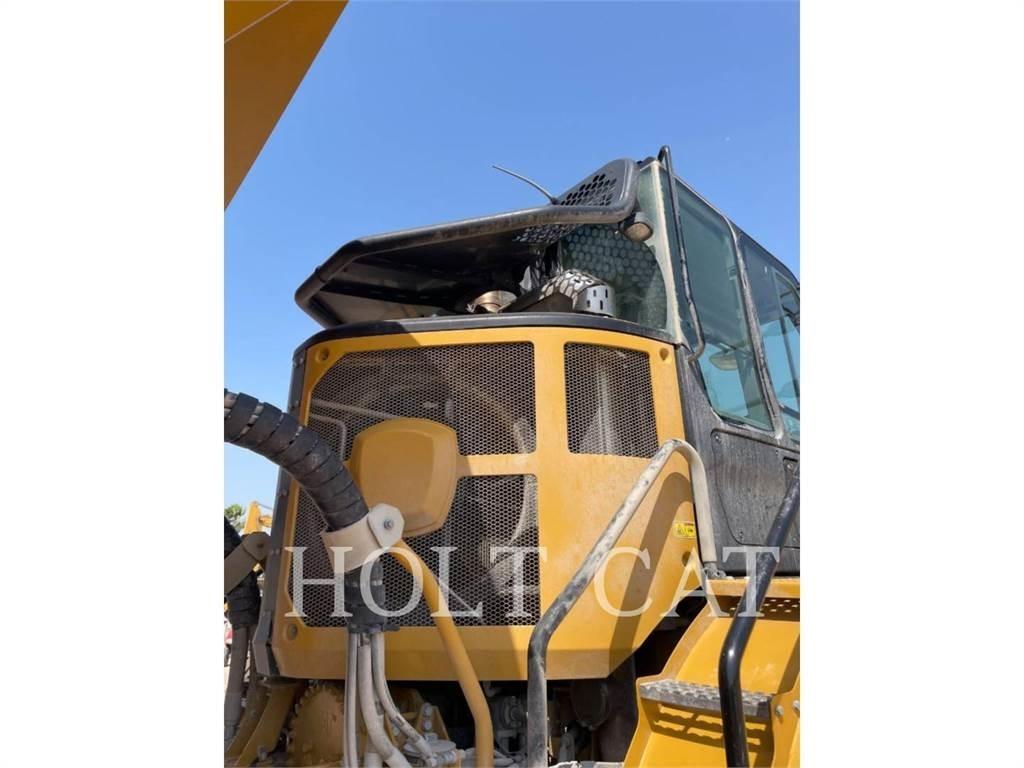 CAT 745 ساحبات مفصلية