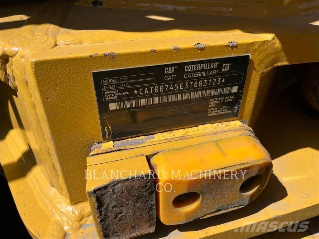 CAT 745 ساحبات مفصلية