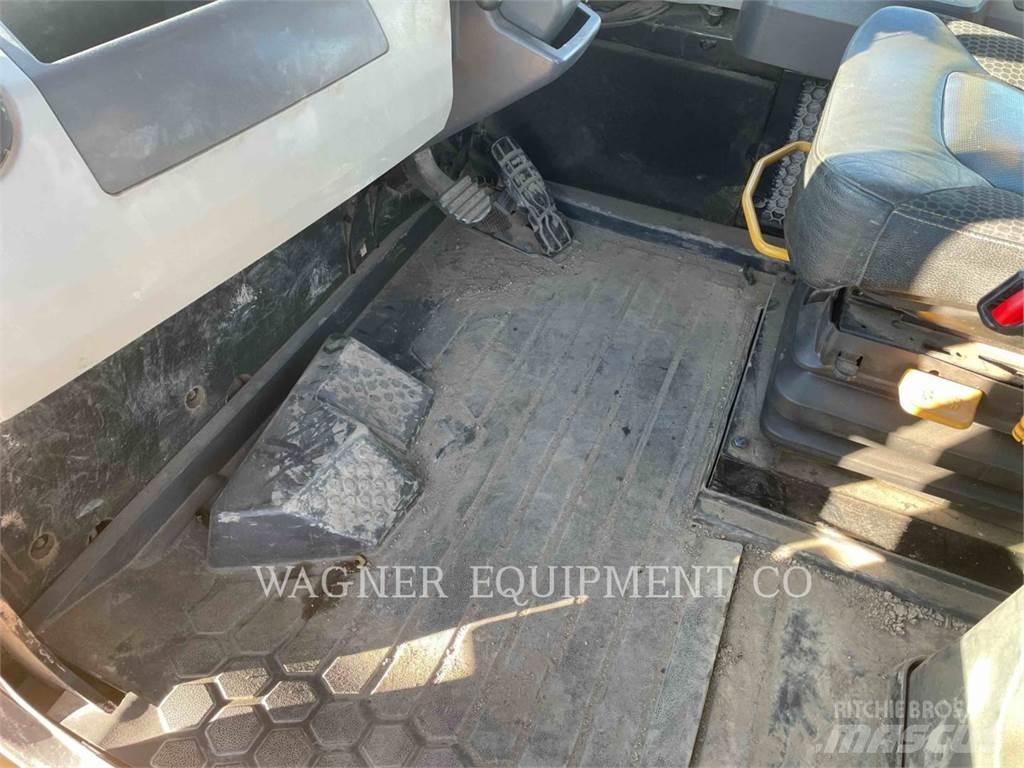 CAT 745 ساحبات مفصلية