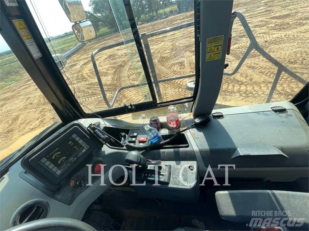 CAT 745-04 ساحبات مفصلية