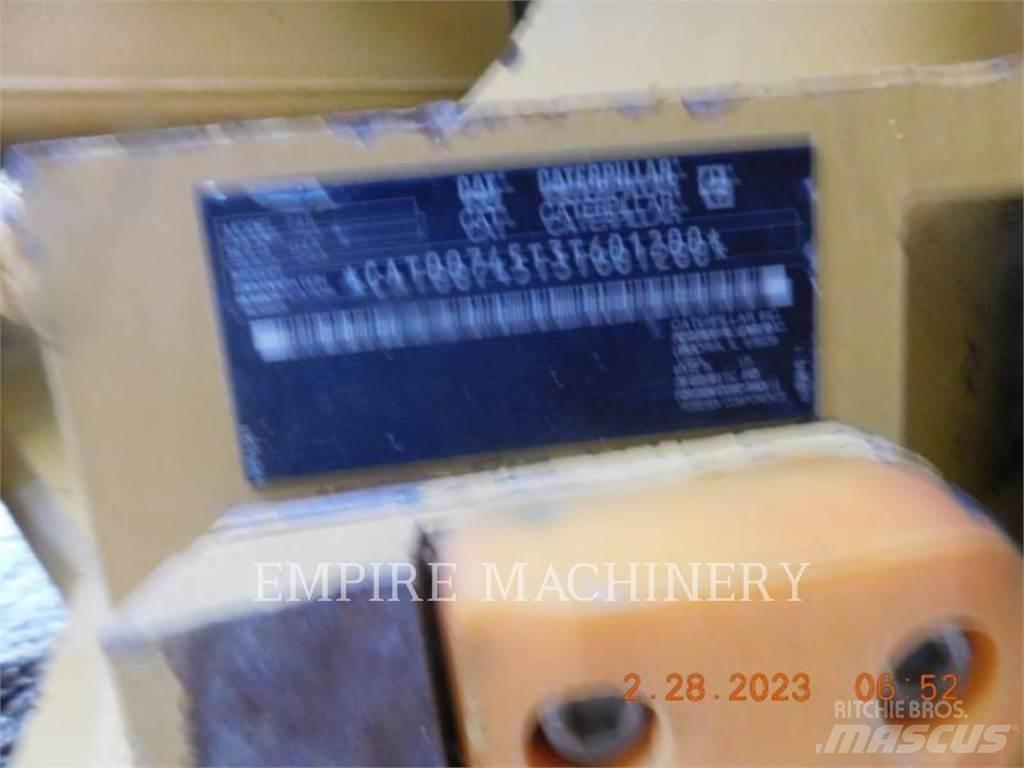 CAT 745-04 ساحبات مفصلية