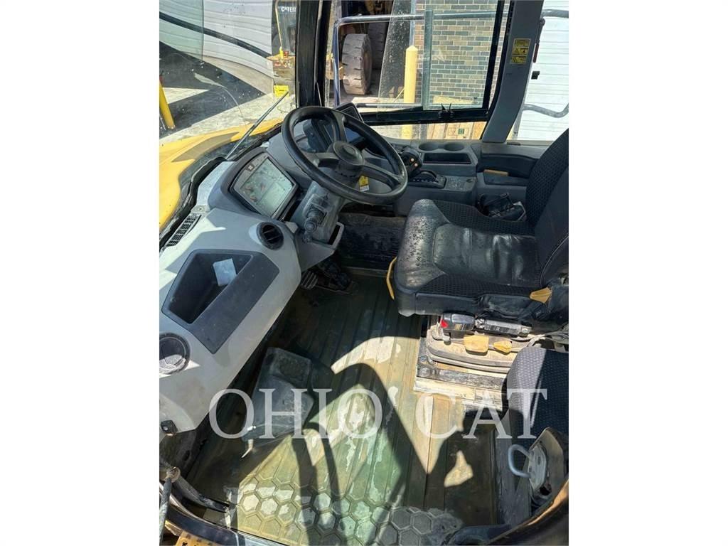 CAT 745-04 ساحبات مفصلية