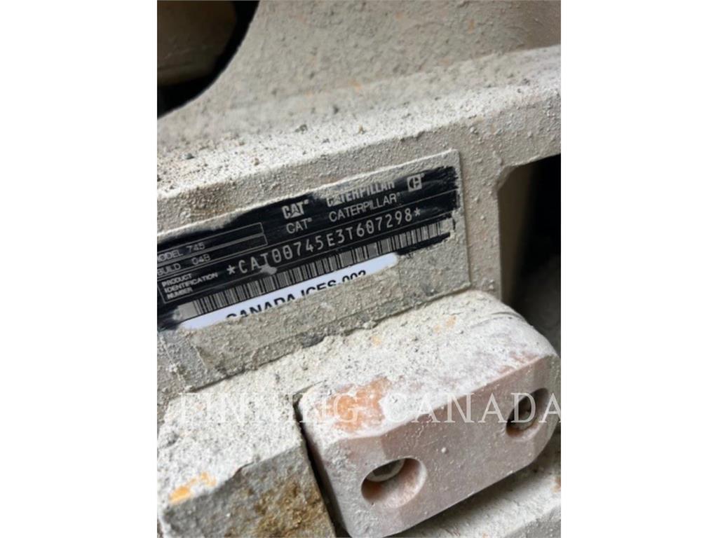CAT 745-04 ساحبات مفصلية