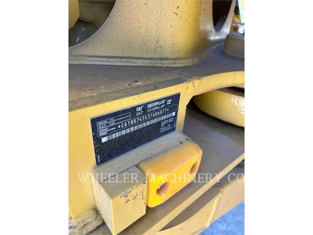 CAT 745 TG ساحبات مفصلية