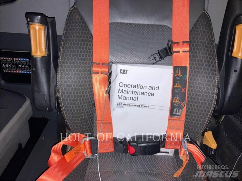 CAT 745 WT شاحنات ذات صهاريج