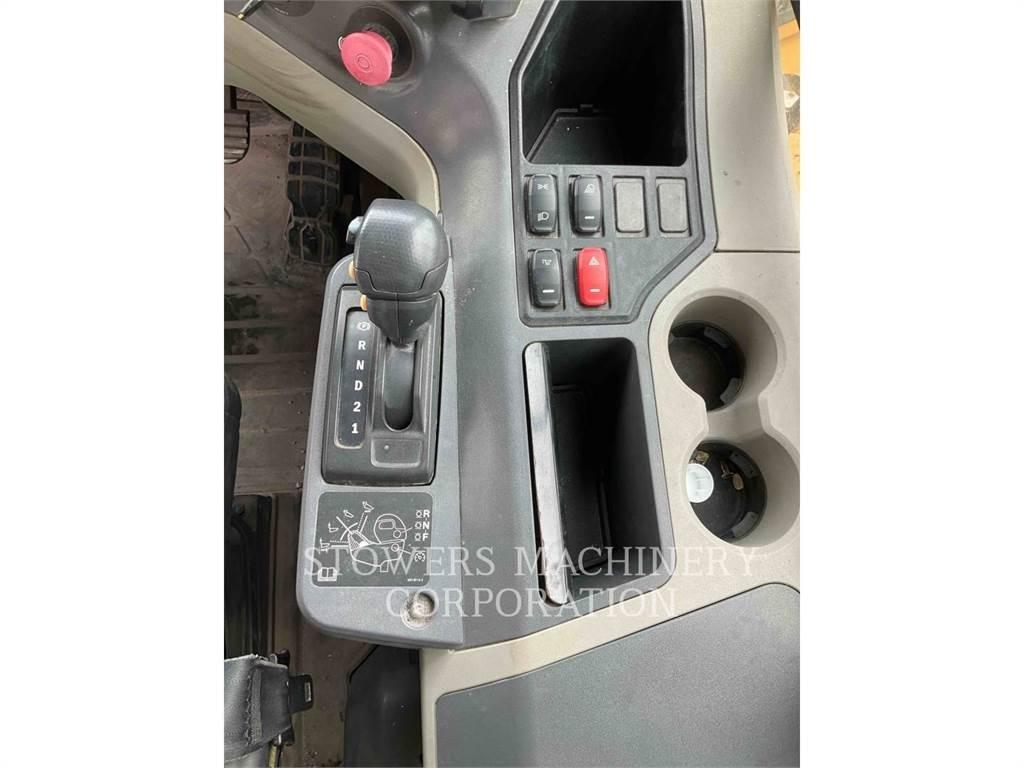 CAT 74504 ساحبات مفصلية
