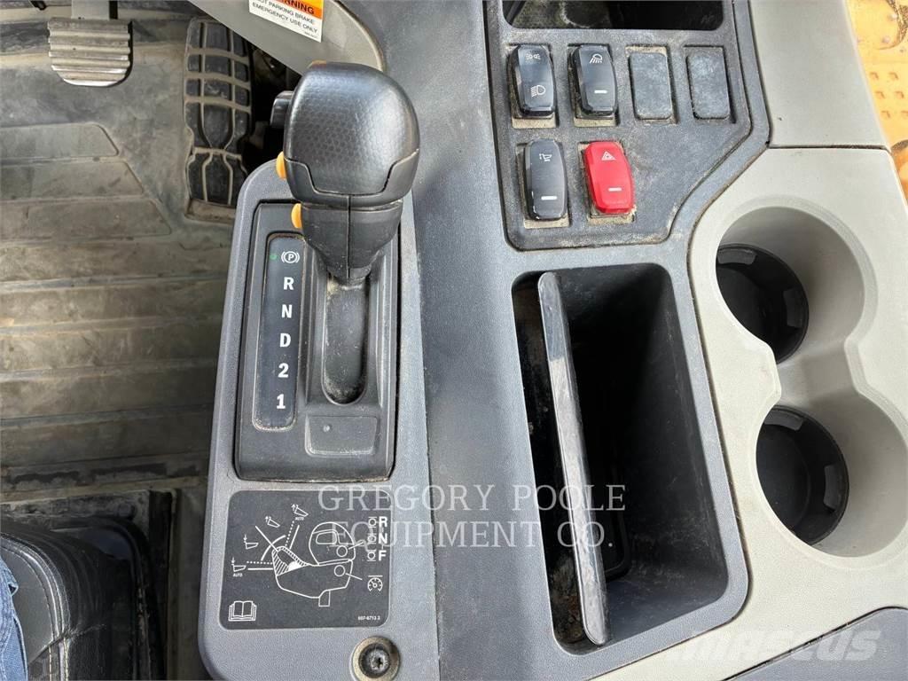 CAT 74504 ساحبات مفصلية
