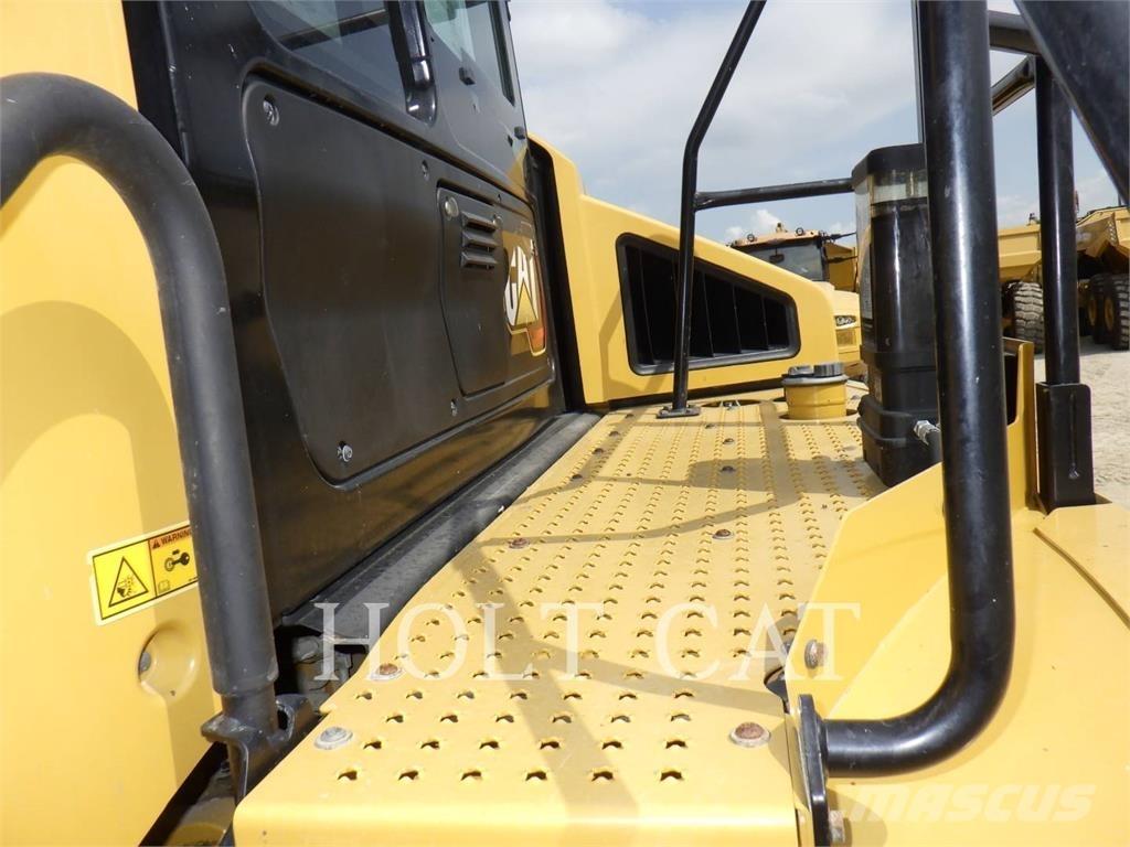 CAT 74504 ساحبات مفصلية